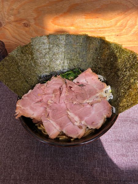 「家系ラーメン醤油チャーシュー麺大盛り　海苔　ほうれん草　中ライス」@替玉無双 豚ざむらいの写真