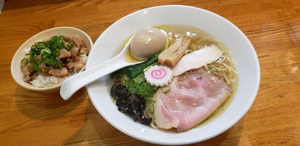 「軍鶏しおそば味玉　とろ肉ごはん(小)」@しなそば 天味の写真