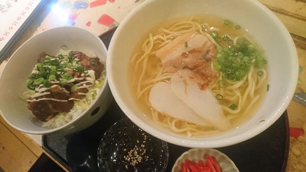 「沖縄そばと選べる丼セット」@ゆいま～る食堂 原宿店の写真