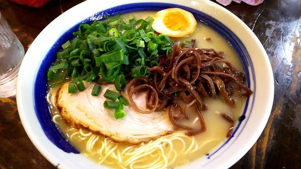 「博多とんこつらーめん(700円)・大盛(100円)」@大手町ラーメンの写真