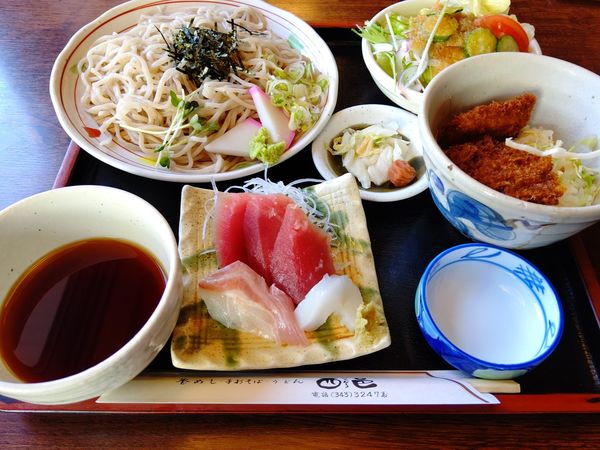 「手打ち皿そばセット(刺身・ミニヒレかつ丼)1,150円」@西邑の写真