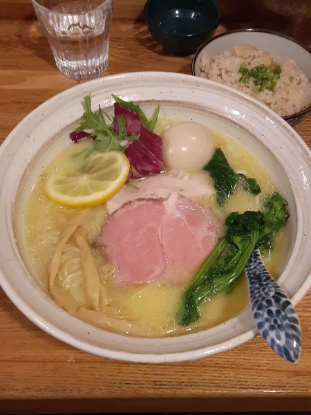 「味玉鶏白湯そば980円＋炊き込みご飯150円」@中華そば きなりの写真