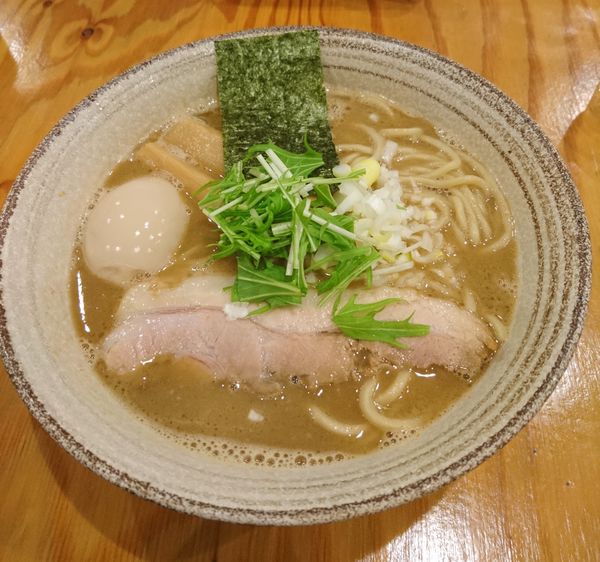 「魚介豚骨味玉らーめん中盛」@麺屋くおん 上里店の写真