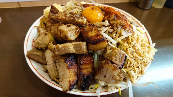 「汁なし+大盛り+豚増しダブル+マー油」@自家製麺 まさきの写真