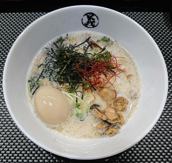 「牡蠣らーめん+味玉(1300円)」@麺屋 義の写真