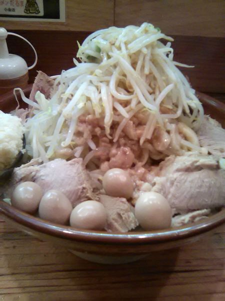 「大ぶた　麺600グラム　豚マシ×4　うずら」@ラーメンだるま 小倉店の写真