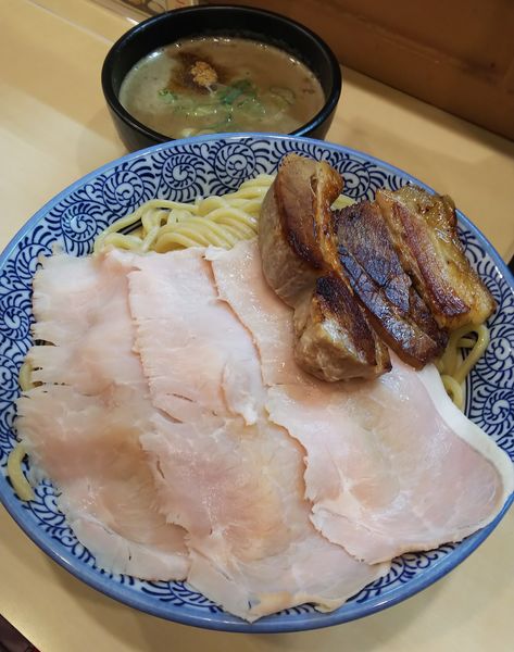 「豚骨魚介つけ麺（大盛り）＋炙りチャーシュー＋レアチャーシュー」@濃厚つけ麺・ラーメン 八重桜の写真