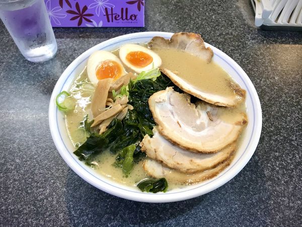 「チャーシュー麺 並+味玉、わかめ大」@ラーメン 前田家の写真