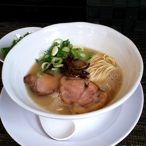 「博多とんこつ＋九条ネギ(別皿)」@らぅめんの善栄の写真