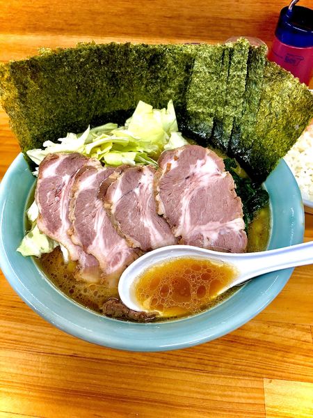 「中盛りチャーシュー麺醤油　海苔　ほうれん草　中ライス」@捲り家の写真