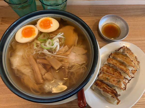 「煮玉子入りワンタンメン890円、餃子6個380円」@ワンタンメンの満月 三鷹店の写真