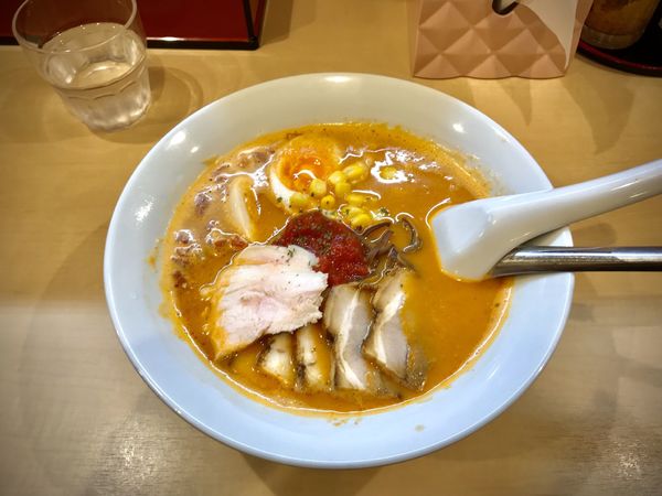 「とまとラーメン+味玉、チャーシュー」@麺や 八の角 錦本店の写真