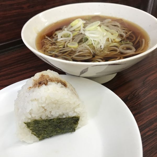 「かけ（￥220）＋おにぎり（￥80）」@みよし庵の写真