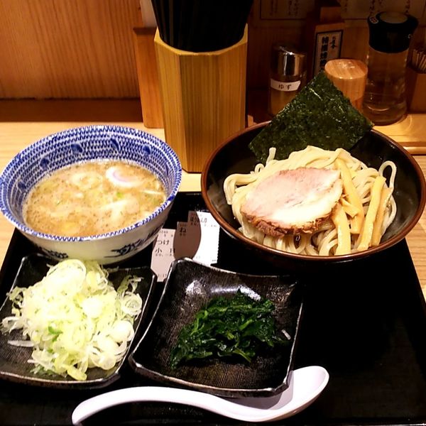 「つけめん(小盛)＋ほうれん草＋ねぎ増し」@舎鈴 大島駅前店の写真