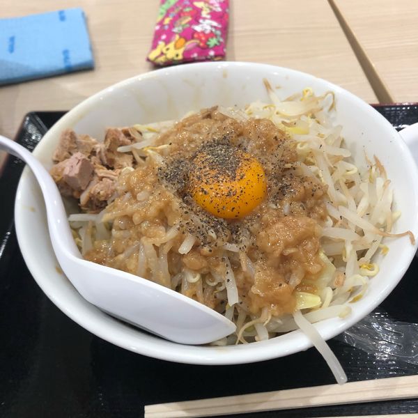 「豚まぜそば　野菜まし」@江戸前煮干中華そば きみはん ららぽーと豊洲マリーナキッチン店の写真