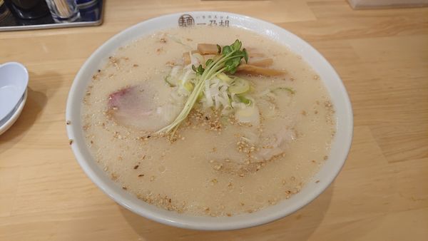 「ごまらーめん 吊るし焼きチャーシュー１枚」@一乃胡の写真