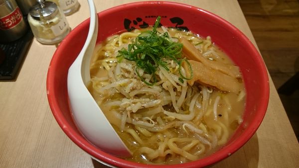 「赤練（780円）＋大盛り（100円）」@どさん子ラーメン 八重洲店の写真