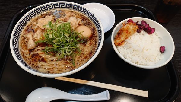 「煮玉子肉ラーメン800+小ライス100」@製麺屋慶史 麺ショップ 西月隈の写真