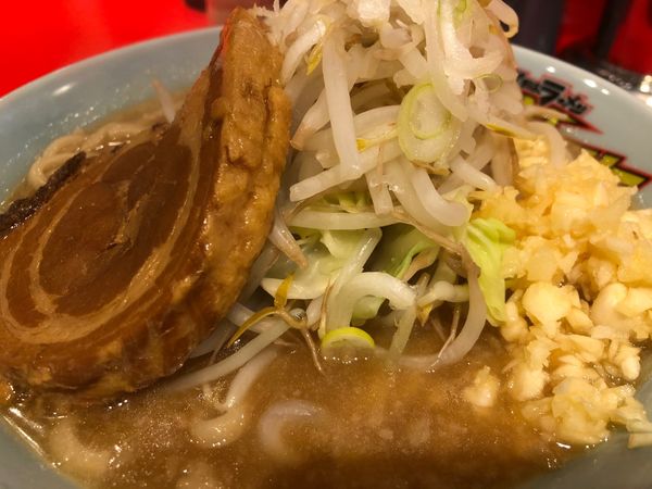 「ラーメン豚一切れ（並）＋ヤサイ＋ネギ＋ニンニク」@ハイカロリー学園の写真