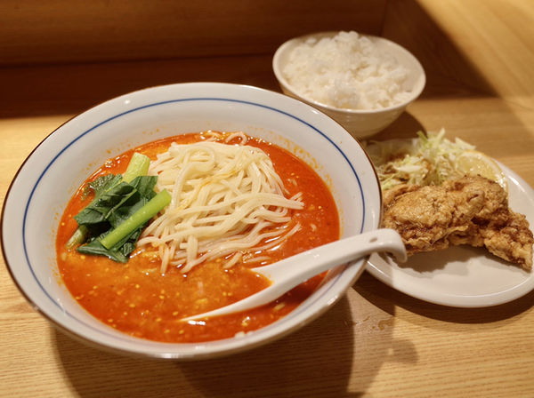 「謹製担々麺…850円・唐揚げセット…＋350円（全て税抜き）」@謹製担々麺 うさぎの写真
