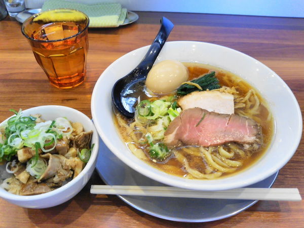 「味玉醤油らーめん９５０円+チャーシュー飯２００円」@純手打ち だるまの写真