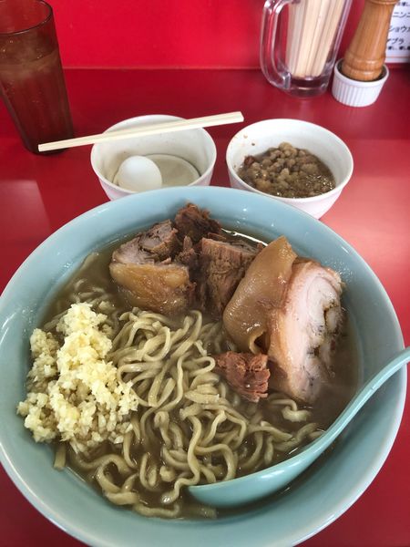 「国産ブタラーメン、麺大盛り、生たまご、ブタ入りアブラ」@ラーメン すくえ屋の写真