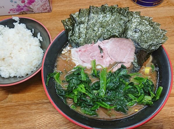 「のりほうれん草ラーメン850ライスサービス 味油麺すべて普通」@麺家 紫極の写真
