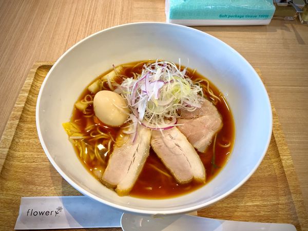 「特製ラーメン」@濃厚しょうゆラーメン 自家製麺 フラワーの写真