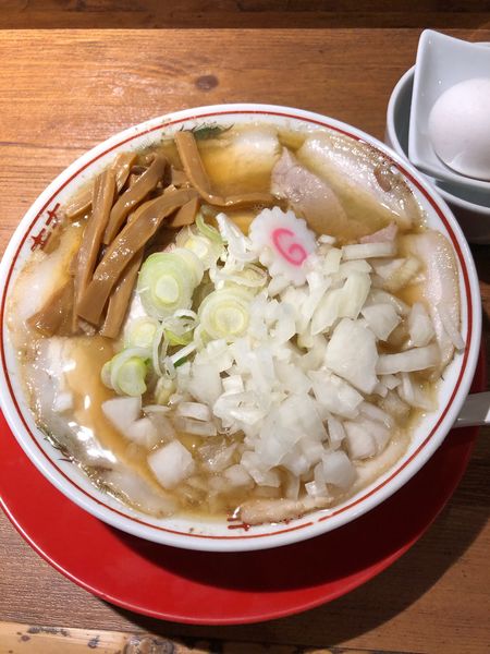 「肉煮干しそば800円タマネギ50円生卵50円」@肉煮干し中華そば さいころの写真