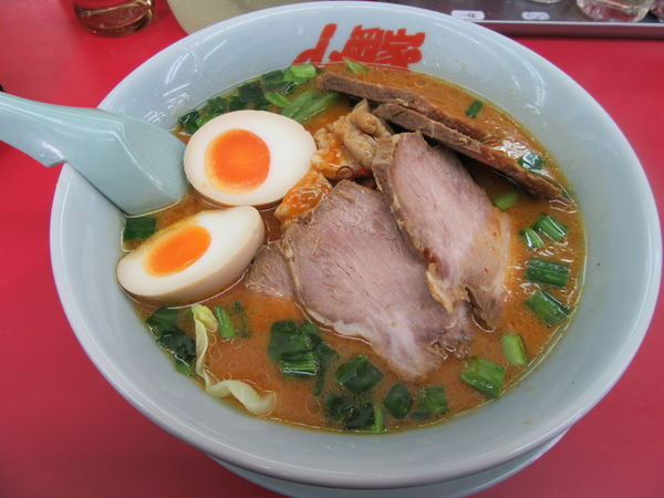 「限定　極旨もつ味噌ラーメン（９１０円）＋チャーシュー３００円」@ラーメン山岡家 ひたちなか店の写真