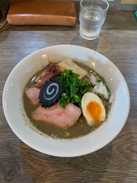 「イカ煮干しラーメン」@ニボシラァメン コハクの写真