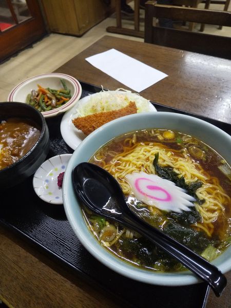 「【日替】ラーメン(ハムカツカレー丼セット)730円」@くるまの写真