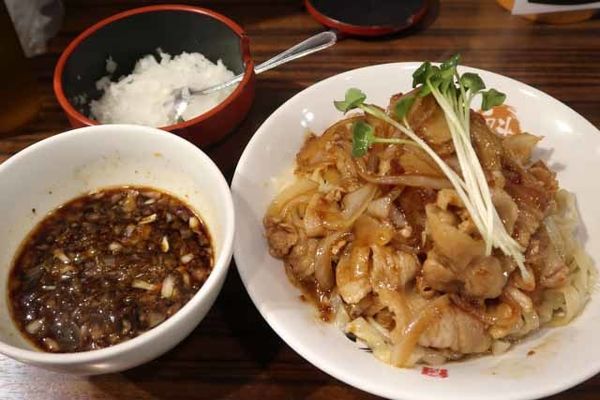「肉盛りつけ麺並　本日無料＋肉増し　320円」@魁 肉盛りつけ麺 六代目けいすけの写真