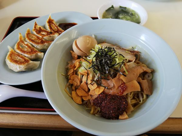 「油そば　※ラー油唐辛子カスタマイズ　＋餃子：１０円券」@くるまやラーメン 松本渚店の写真