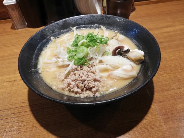 「烏賊・牡蠣・帆立の味噌チャンポン（限定）」@寿製麺よしかわ 川越店の写真