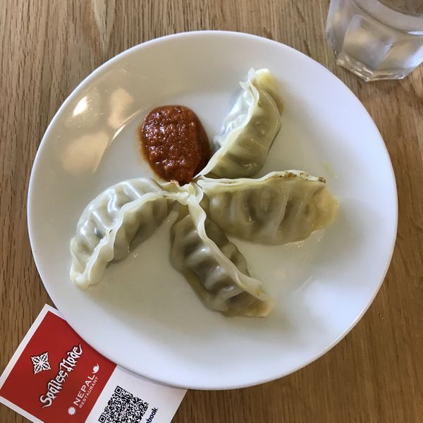 「ネパール餃子(モモ)4個」@え 町田なのに ネパール餃子酒場 そるてぃの写真