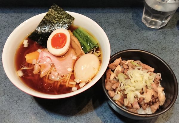 「醤油らーめん＋チャーシューご飯」@とものもとの写真