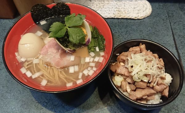 「塩らーめん＋チャーシューご飯」@とものもとの写真