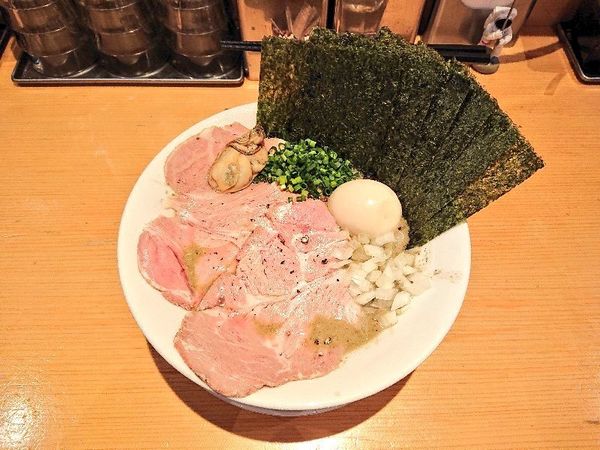 「濃厚牡蠣煮干そば 具だくさん特製、替え玉」@麺屋 まほろ芭の写真