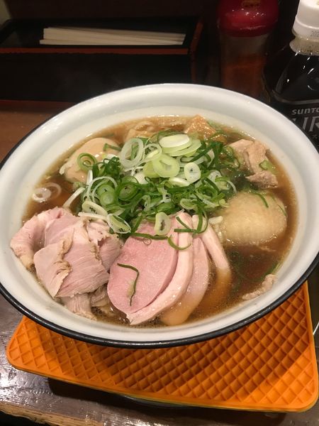「鶏のもも肉＆鶏手羽先餃子＆鶏肉団子の鶏鶏鶏醤醤油ラーメン」@まりお流らーめんの写真