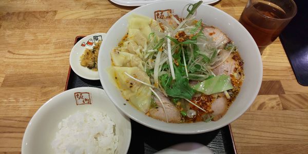 「ピリ辛香ばし塩ラーメン＋ワンタントッピング」@喜多方ラーメン坂内 新宿パークタワー店の写真