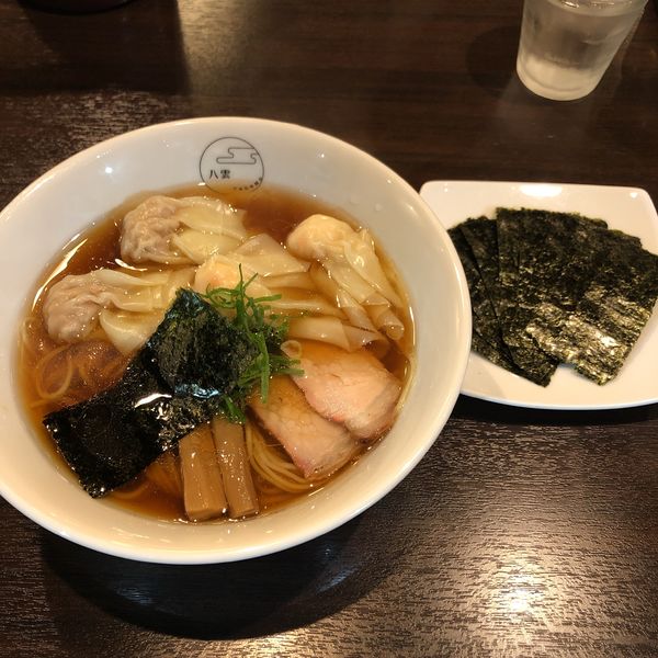 「特製ワンタン麺ハーフ（黒）＋のり」@八雲の写真