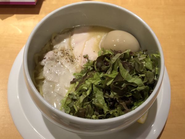 「鶏白湯塩ラーメン+味玉」@麺屋 時茂 大久保店の写真