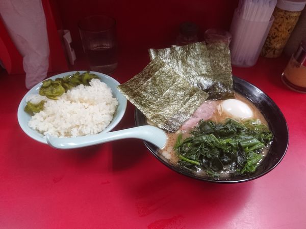 「ラーメン、ほうれんそう」@横浜家系ラーメン 武蔵家 千歳烏山店の写真