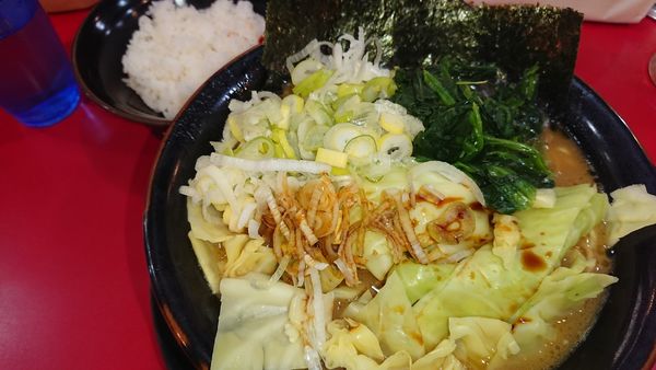 「らーめん中盛(800円)+キャベツ(100円)」@家系ラーメン とらきち家の写真