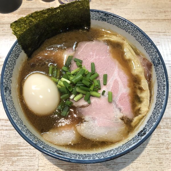 「【気まぐれ限定】豚骨醤油 (味玉付き) ￥930」@中華そば 四つ葉の写真