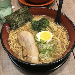 赤坂小町（醤油とんこつ）