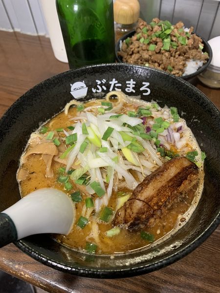 「味噌らーめん(クーポン無料)そぼろごはん ビール」@らーめんぶたまろの写真