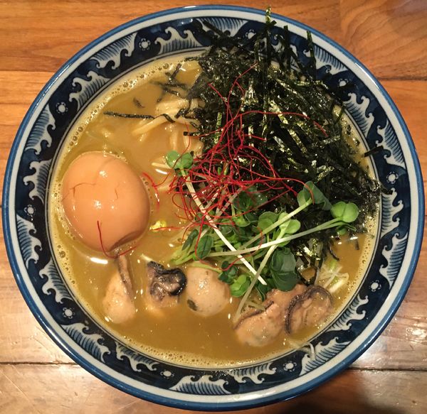 「サッポロ生ビール黒ラベル中瓶 → 牡蠣・拉麺＋追加牡蠣」@麺や佐市の写真
