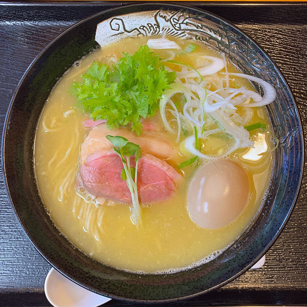 「濃厚塩鶏白湯らーめん 3種チャーシューのせ＋味玉」@麺屋 太陽の写真
